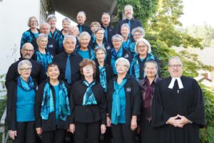 Kirchenchor in neuer Tracht mit Pfarrer Dirk Oesterheld